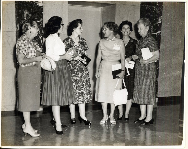 Foto de  La directora María Teresa Freyre de Andrade conversa con las delegadas de ASTA, octubre de 1959. Fondos BNCJM    